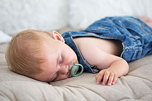 宝宝喜欢“趴睡”，家长需要干涉吗？趴着睡的2个原因家长要了解 - 8