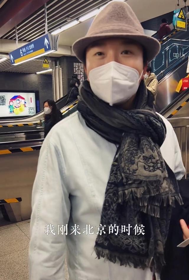 李玉刚现身北京挤地铁，脚步匆忙与路人抢座位，戴口罩遮挡无人识 - 3