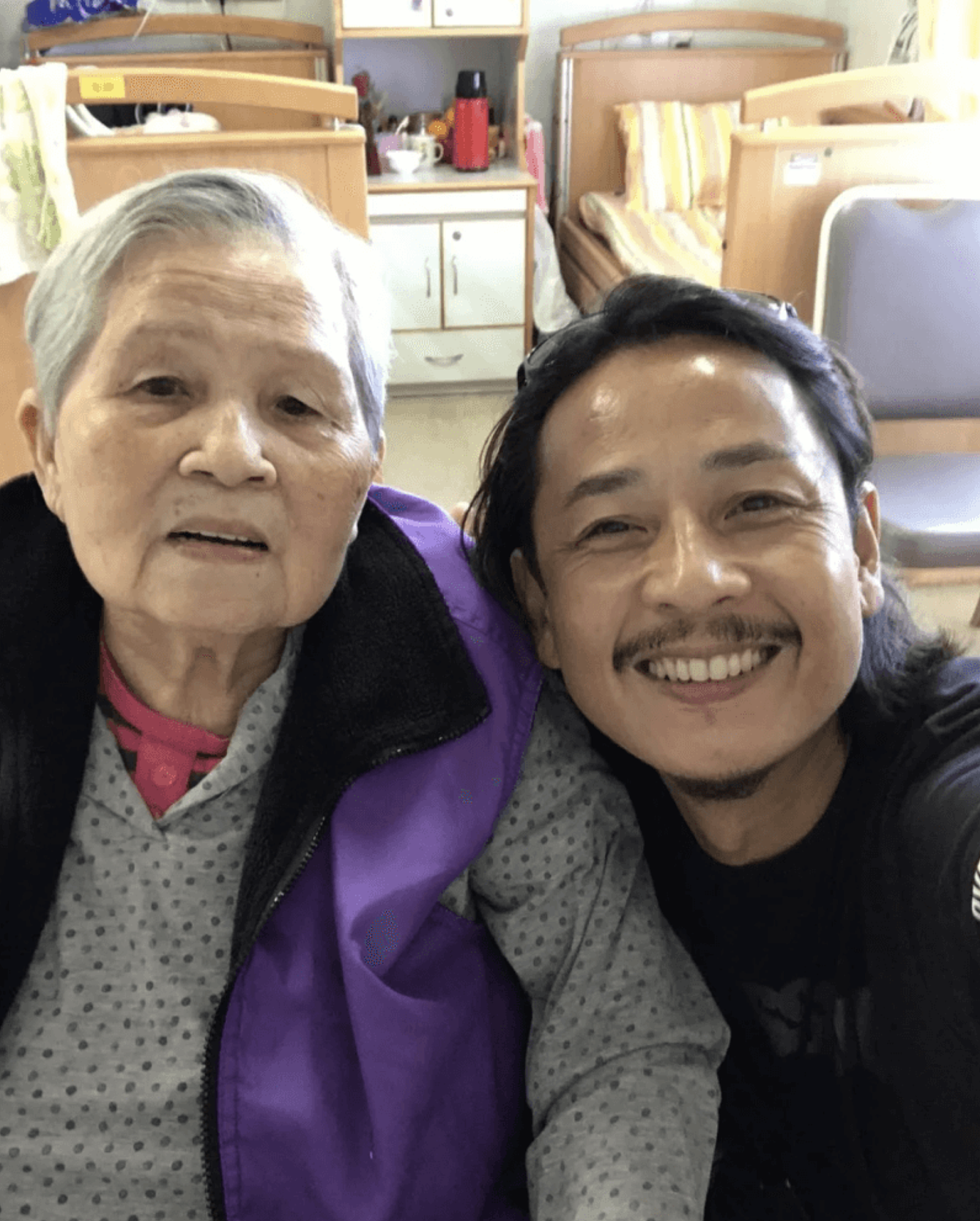 黄泽锋为97岁母亲设灵，遗憾母亲离世50天才见面，双眼通红很伤感 - 2