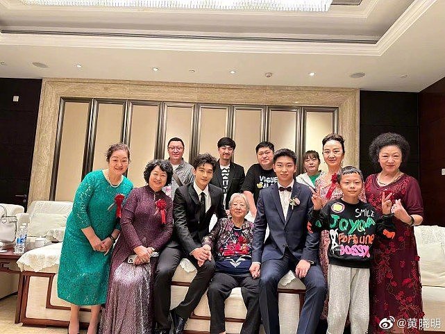 黄晓明参加表弟婚礼，与家人开心大合影，未见爱子小海绵 - 7