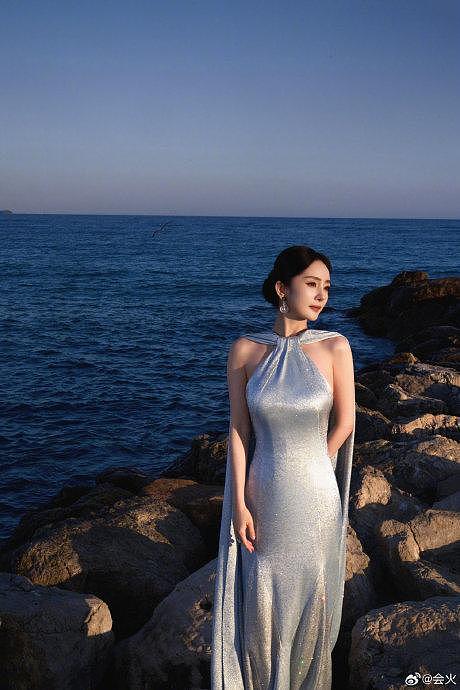 杨幂戛纳红毯造型出图，一袭淡蓝色闪钻长裙在夕阳的映照下熠熠发光… - 5