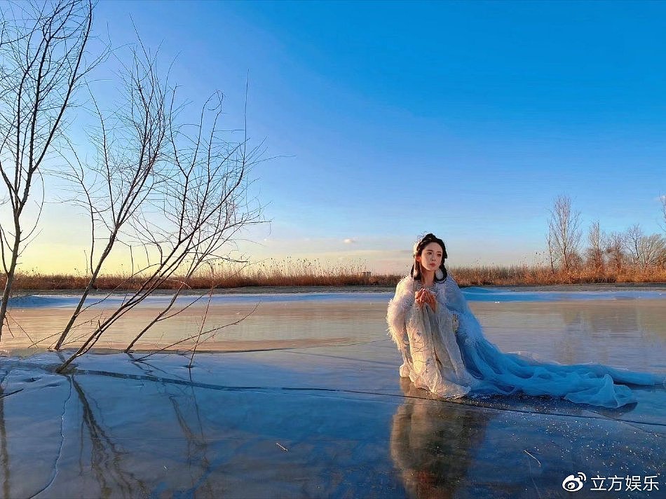 古力娜扎古风写真拍摄路透曝光 着青衣于冰面撑伞仙气飘飘 - 6