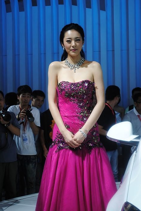 她是中国公认的第一黄金身材，颜值无可挑剔，今33岁活得像23岁 - 5