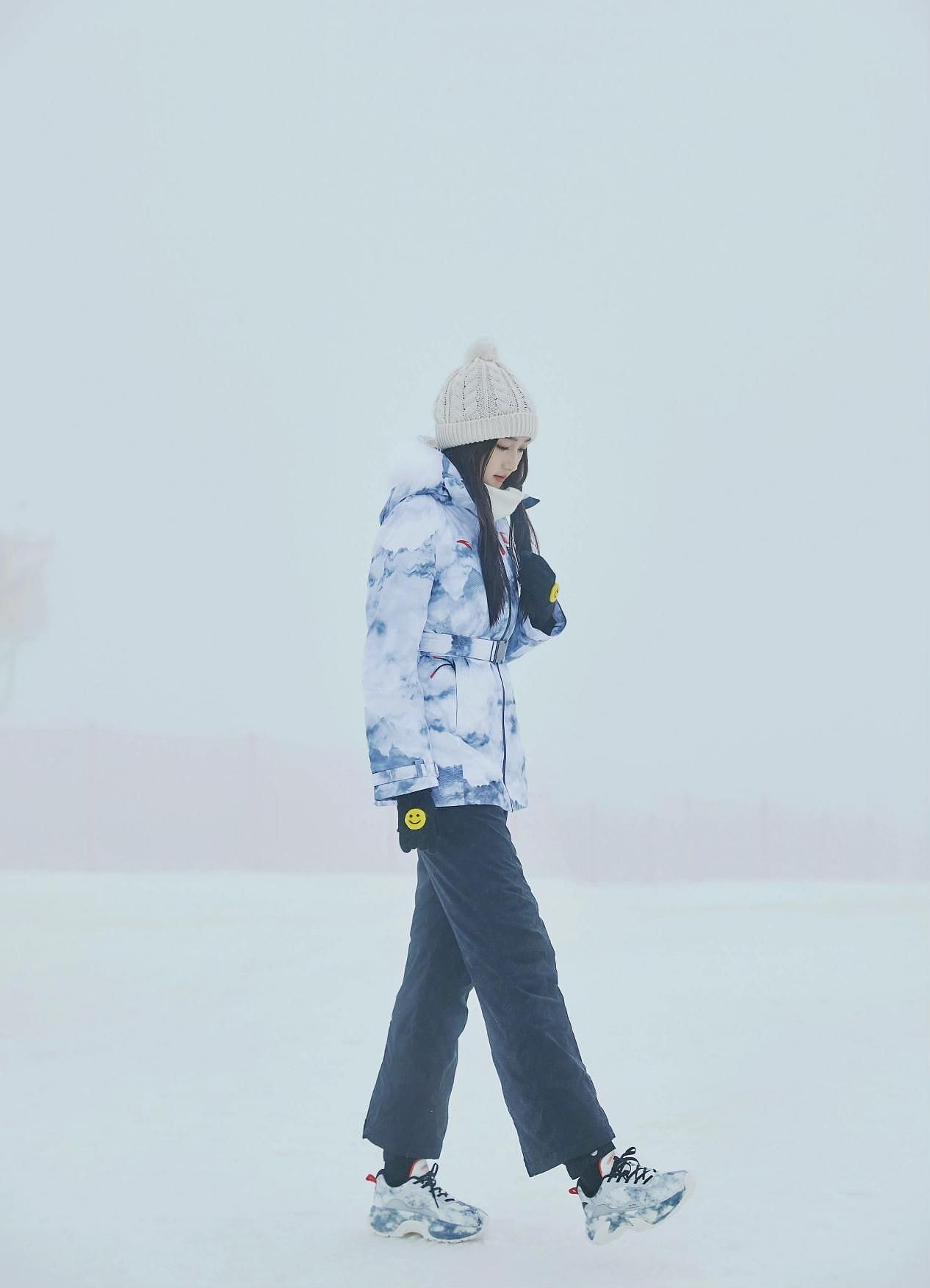 女明星教你解锁滑雪新造型，杨颖少女感穿搭抢镜，虞书欣甜度满分 - 5