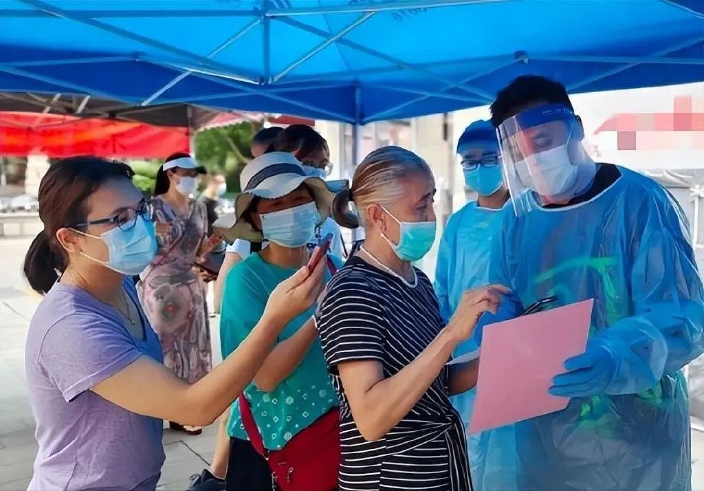 广州疫情下的港星：有人当防疫志愿者，TVB视帝排队做核酸无人识 - 16