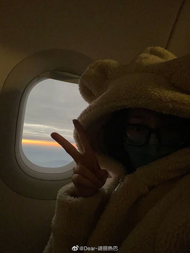 迪丽热巴分享飞机上小熊衣服自拍，对着镜头比耶超可爱 - 5