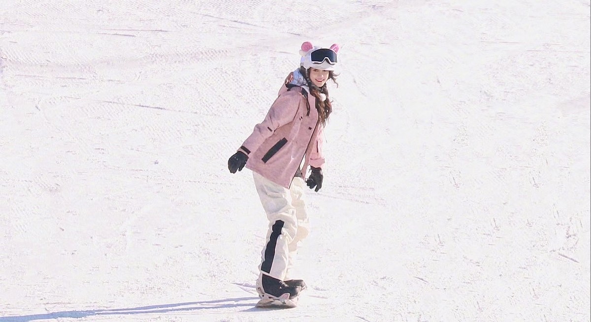 Angelababy新综艺路透，粉色外套白色滑雪服，网友：可盐可甜 - 4