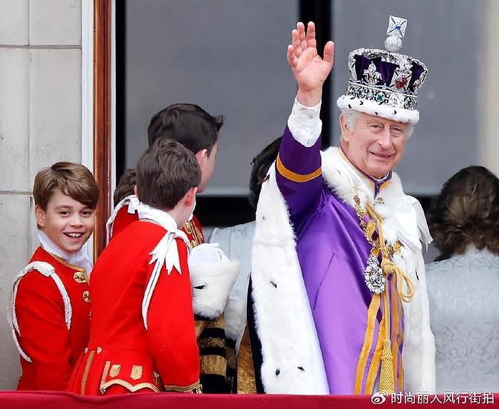 英国罗丝和丈夫风光亮相！12岁儿子给查尔斯提袍，却不用乔治王子 - 16