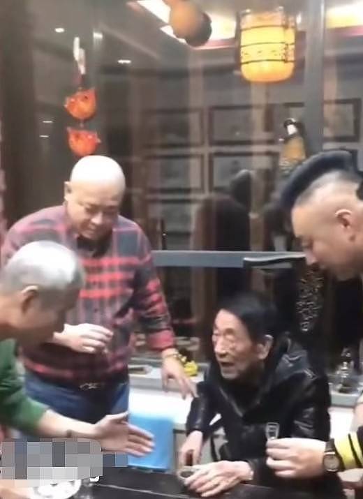 64岁老戏骨刘佩琦参加饭局，头发已全白喝得微醉，还给杨少华敬酒 - 3