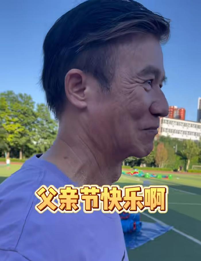 64岁港星北京参加亲子活动，父子同框似爷孙，为挽救颜值戴假发 - 6