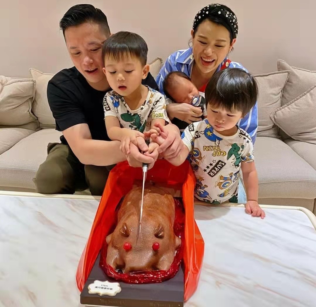 温馨！前TVB一线花旦一家首次入住酒店度假，与两个儿子同浸泡泡浴 - 1