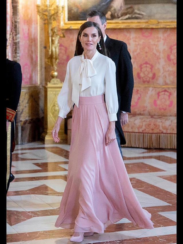 51岁西班牙王后是最会穿白衬衫的女人，配九分裤、半身裙时髦洋气 - 7