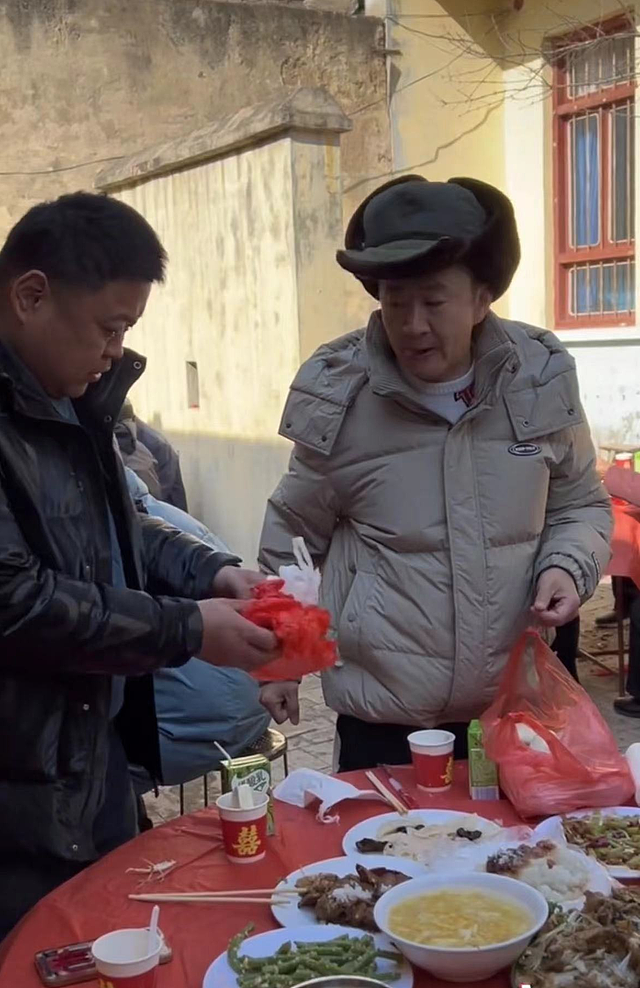 演员李嘉明现身农村吃席，自带塑料袋打包剩菜，穿着朴素很接地气 - 2