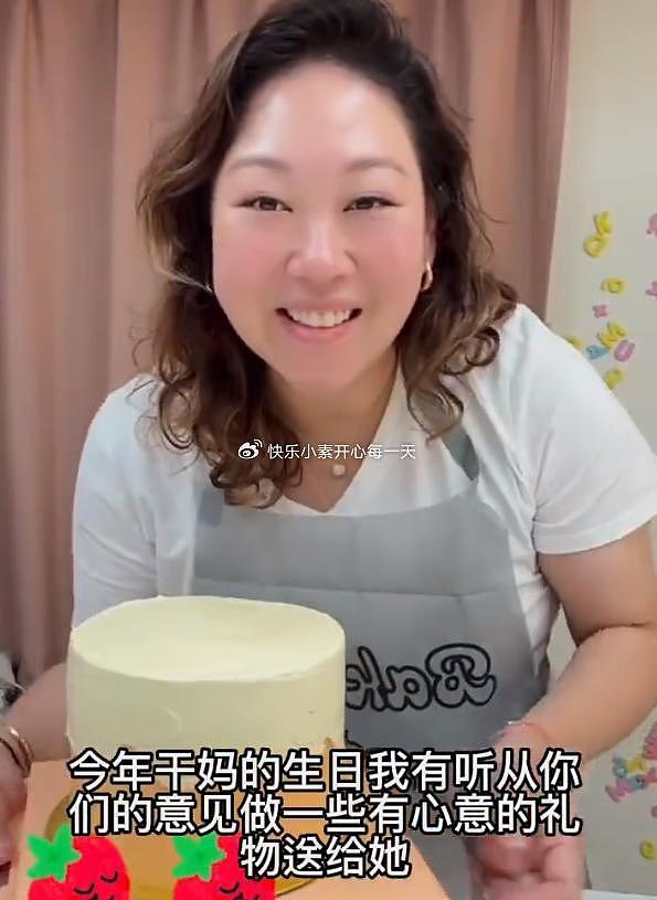 何超琼手拿“老虎”迎接62岁，干女儿陪她庆生，琼姐好开心呀 - 9