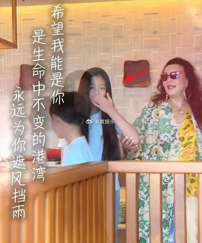 大S儿子亲吻张兰，2孩子一直玩电脑，奶奶说话也不搭理 - 16