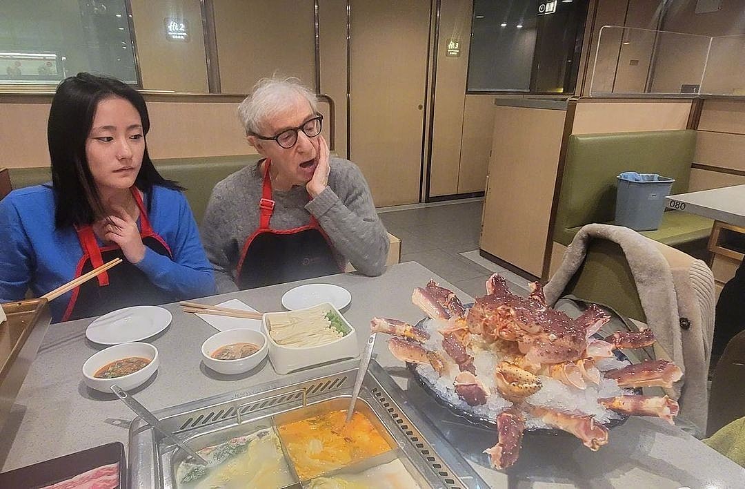 86岁伍迪艾伦和家人聚餐，华裔女儿罕见亮相，一家人吃火锅太传统 - 3