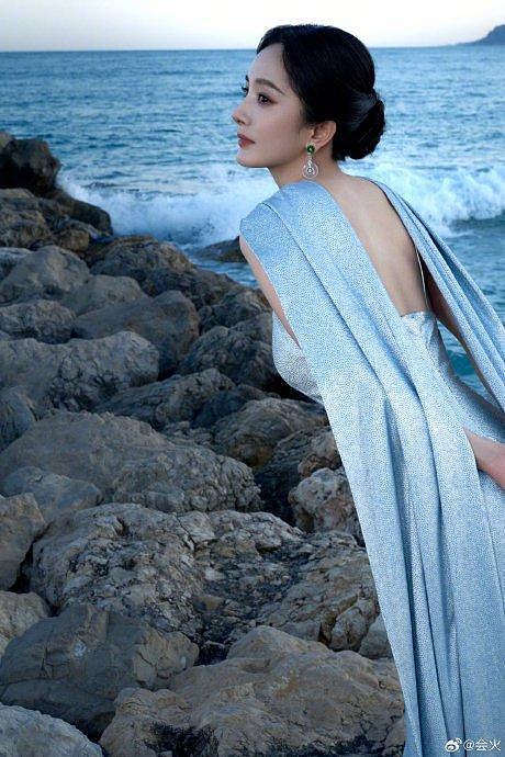 杨幂戛纳红毯造型出图，一袭淡蓝色闪钻长裙在夕阳的映照下熠熠发光… - 8