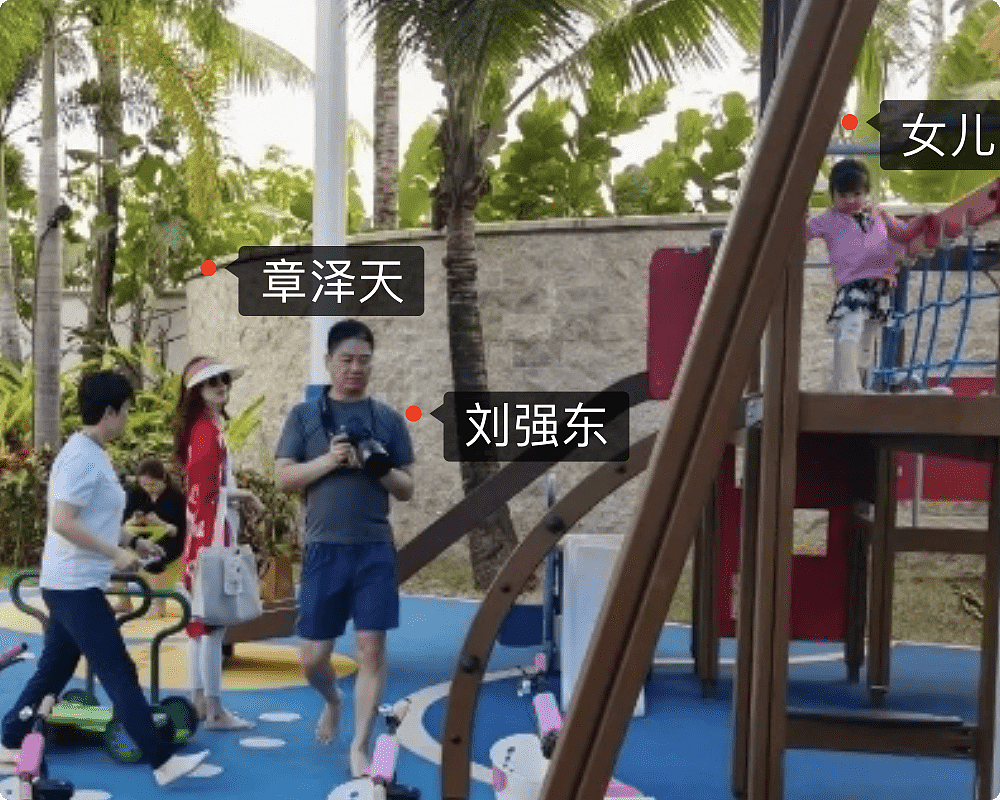 刘强东携妻女三亚度假被偶遇，持单反为孩子拍照，章泽天身材纤瘦 - 3