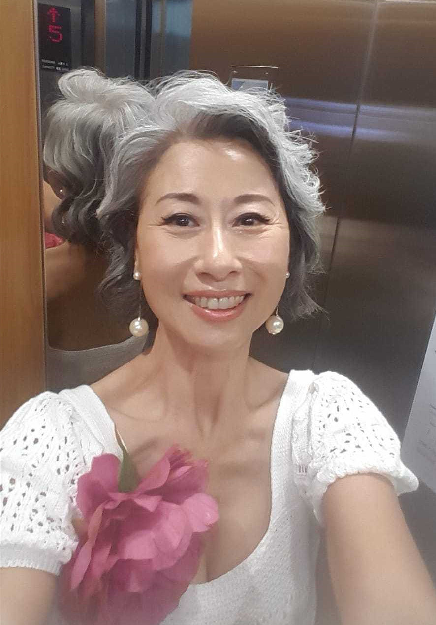 叶倩文迎60岁生日，首晒满头白发照，称希望粉丝接受她的皱纹白发 - 2