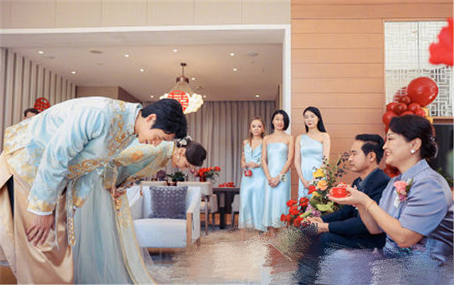 魏晨于玮婚礼现场图，穿中式礼服向长辈敬酒鞠躬，场面高甜 - 1