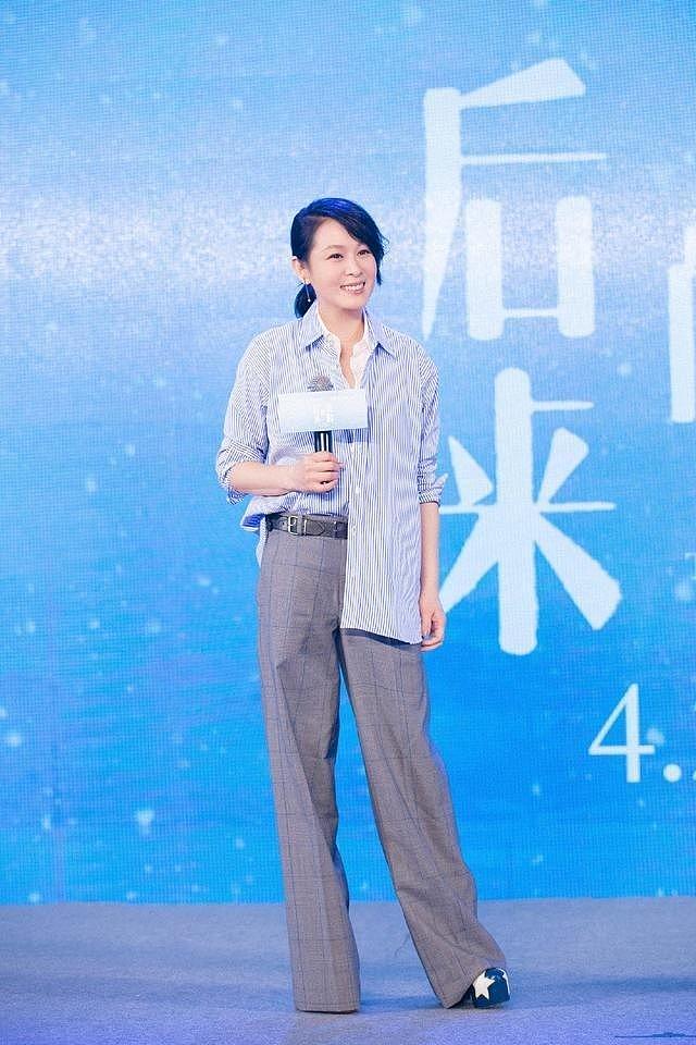 54岁刘若英带火了一种新穿法：条纹衬衫+格纹阔腿裤，时髦又减龄 - 3