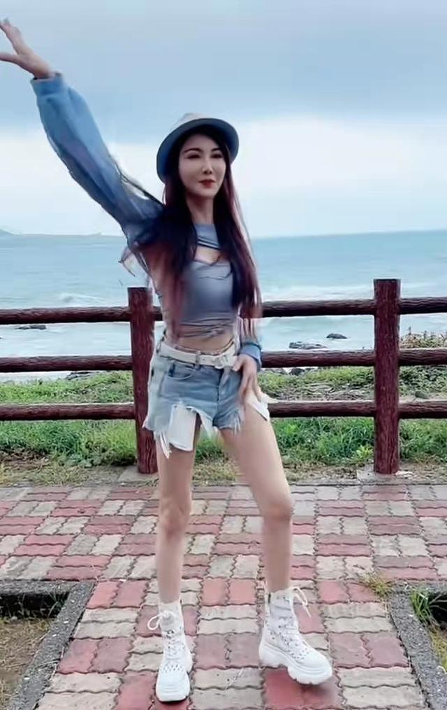 53岁打星杨丽菁海边跳舞，穿短裤凸显好身材，模样大变认不出 - 2