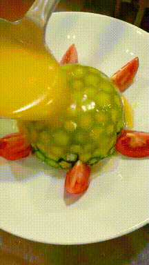 搞笑gif动图：讲道理这么大的西瓜，估计一个人能吃十五天 - 3