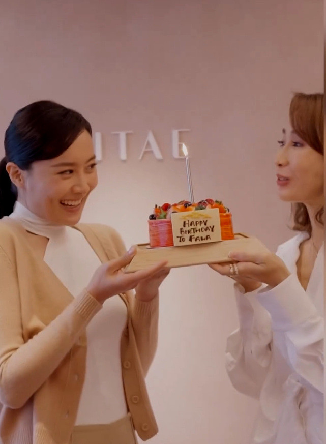 黎姿提前为陈法拉庆祝 两人开心同框一起拿着生日蛋糕 - 4