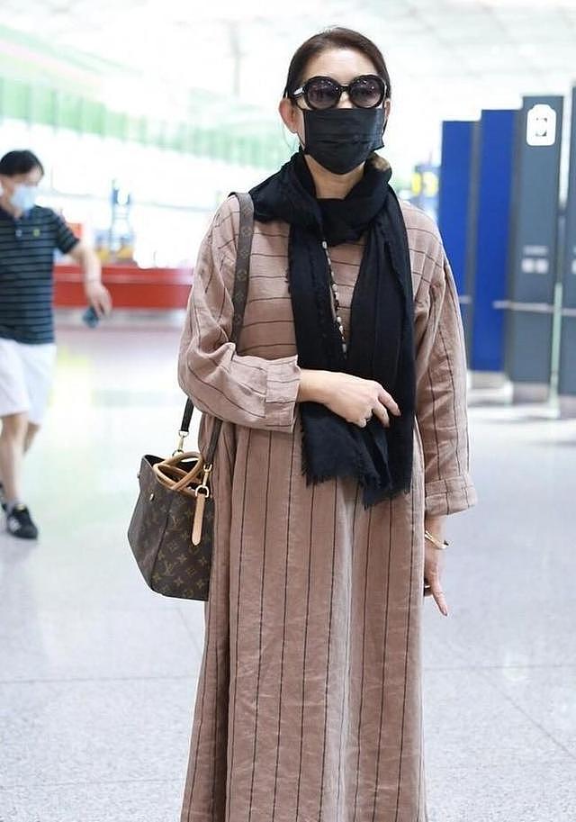倪萍65岁瘦身变漂亮，穿娃娃裙走机场，穿出了中老年人的时尚美感 - 5