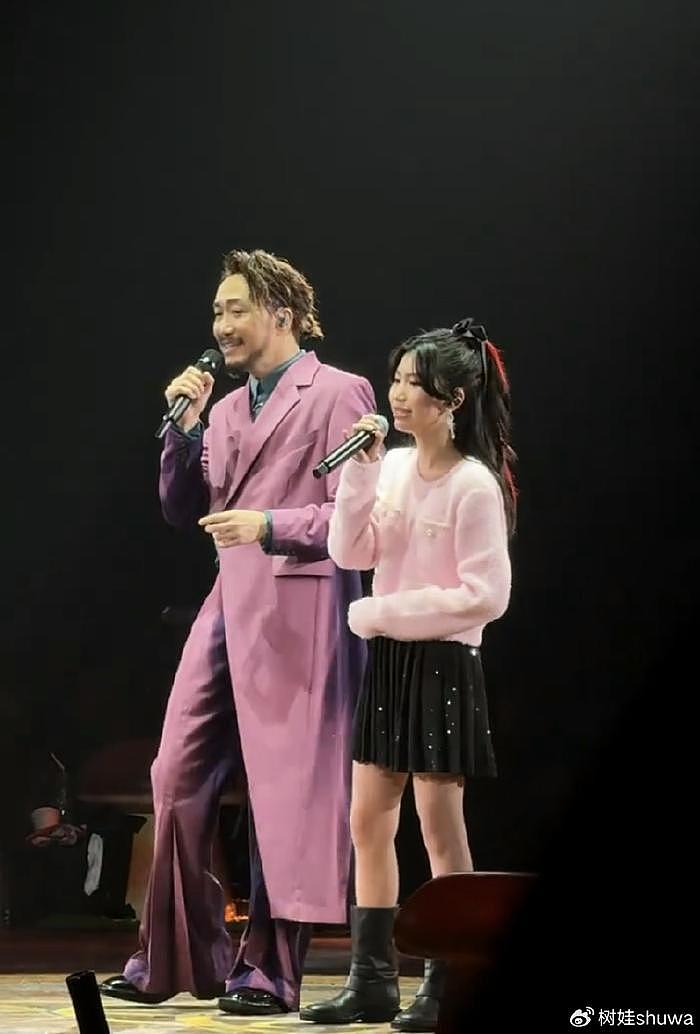 郑中基香港演唱会全家捧场，12岁女儿献唱罕露脸，姐弟长相随父亲 - 6