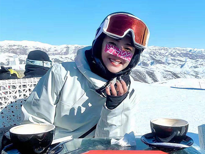 张雨绮滑雪照片火了，在鼻子上贴“创可贴”，引起网友热议 - 2