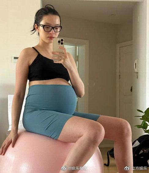 雎晓雯分享最新孕肚照 穿健身衣坐瑜伽球上四肢好纤细 - 1