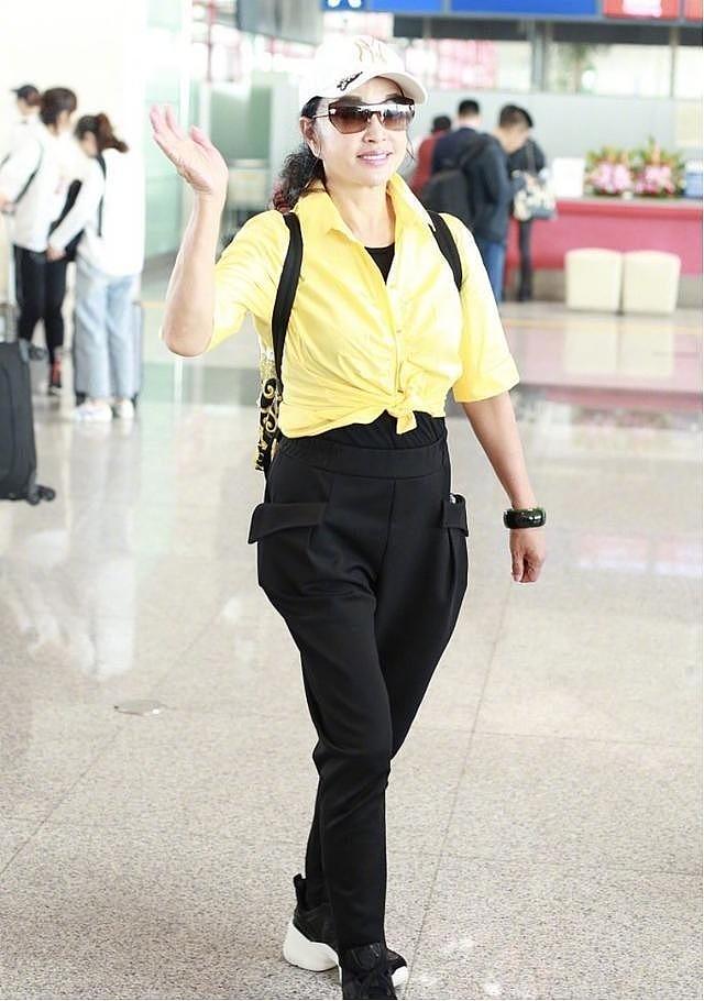 刘晓庆带火了“小黑裤”穿搭，配T恤、衬衫、运动鞋，洋气又减龄 - 8