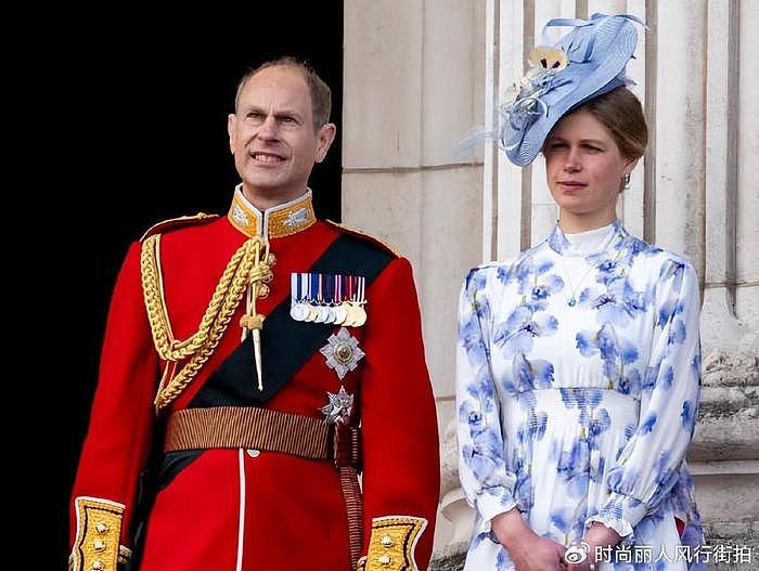 英女王20岁小孙女在庆典成时尚黑马！穿蓝色印花裙好美，不输小夏 - 4