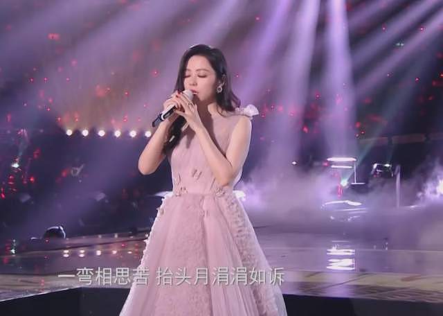 跨年晚会女星造型：杨紫大红裙镇场，杨幂甜美，金晨扮古装惊艳 - 38