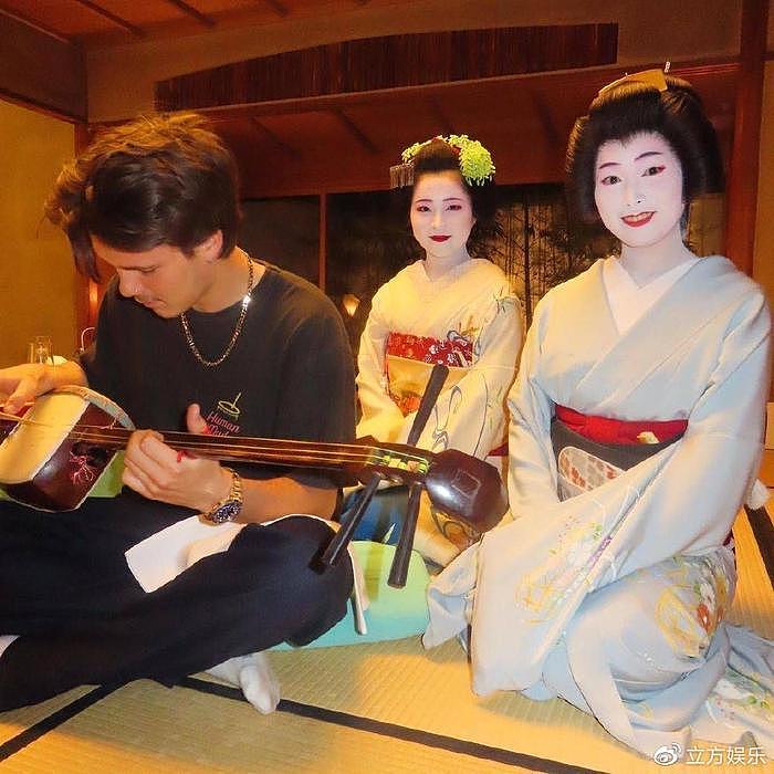 贝克汉姆一家日本度假气氛融洽 与艺伎合影氛围超好 - 1