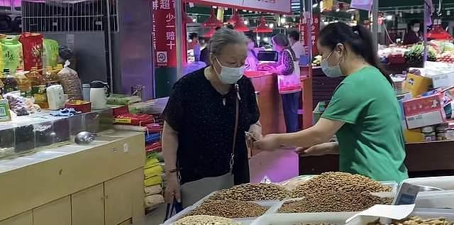 86岁“容嬷嬷”李明启逛菜市场，买猫食喂流浪猫，打扮简朴接地气 - 2