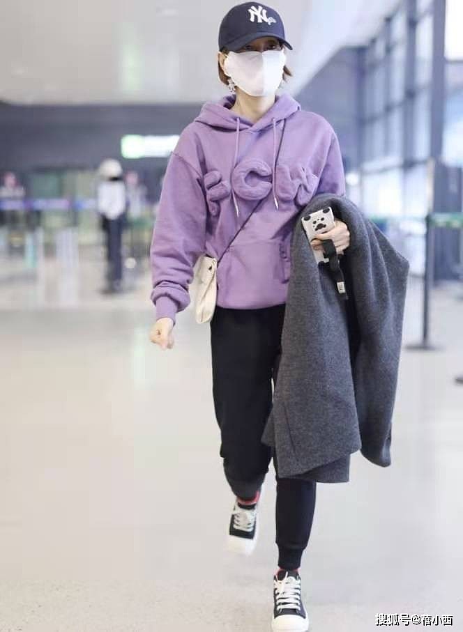 马伊琍是“辣妈圈”最会打扮的，穿紫色卫衣配束脚裤，减龄又个性 - 6