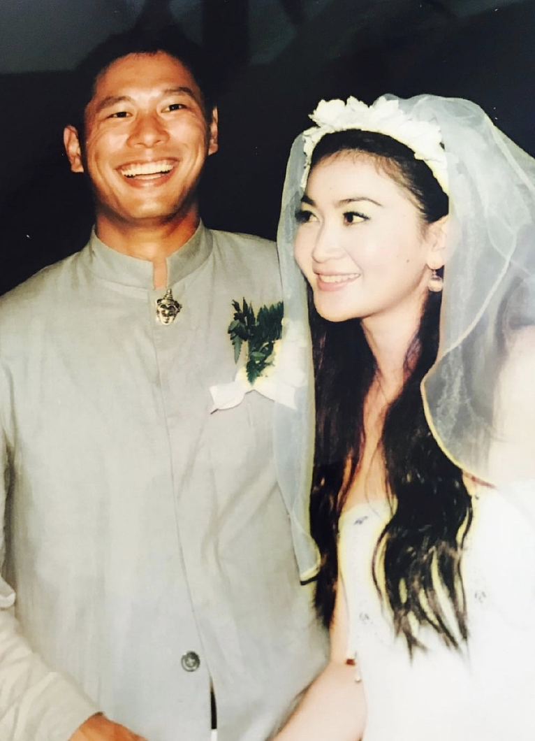 温碧霞庆祝与老公结婚21周年，晒婚礼珍贵照片，表白有你陪伴真好 - 5