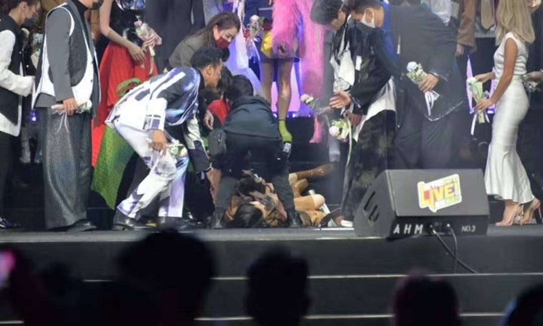 好Man！香港女歌手颁奖礼突然晕倒，获TVB视帝公主抱回后台休息 - 4