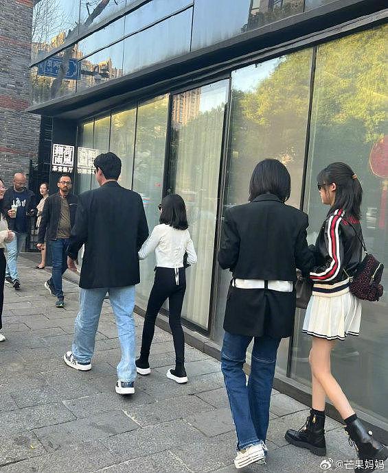 网友上海偶遇陆毅一家人，从背影看，一家四口整整齐齐的大长腿 - 1