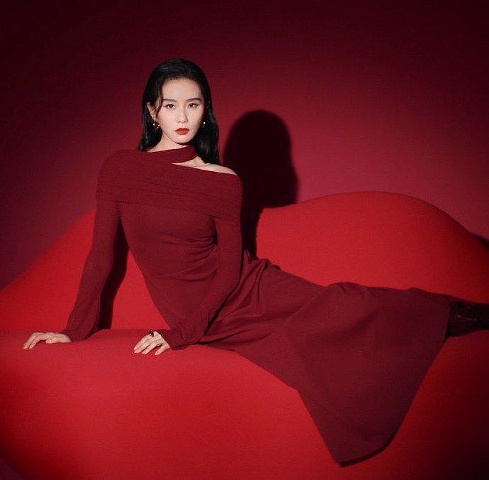 红裙如火，冷妆如冰，@刘诗诗 最新大片来了！ - 2