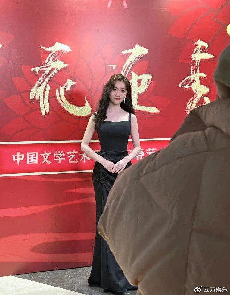 41岁杨蓉生图状态好惊艳 着黑色礼裙面露甜笑好似少女 - 5