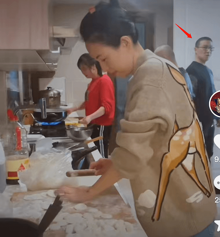 章子怡晒素颜视频引热议，穿千元毛衣包饺子，馅料被指太奢侈 - 10