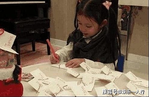 郭可盈在香港的豪宅，女儿这么小就给她买钢琴，很注重孩子的教育 - 2