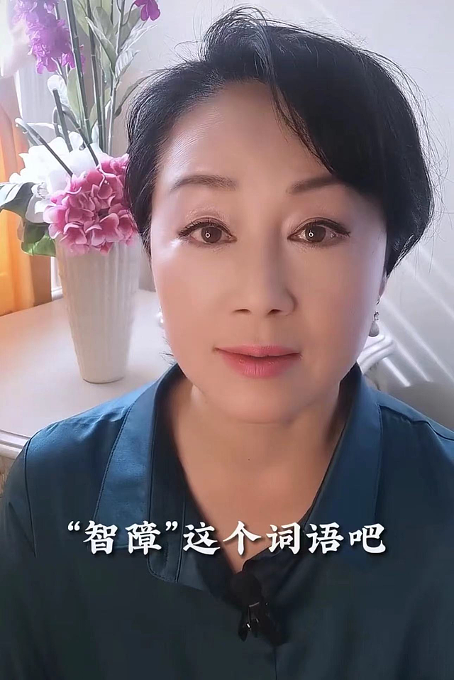 60岁王姬露面白发瞩目，倡议不要说智障一词，眼眶红润语气显无奈 - 3