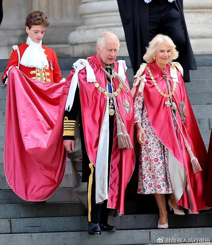 英国罗丝和丈夫风光亮相！12岁儿子给查尔斯提袍，却不用乔治王子 - 13