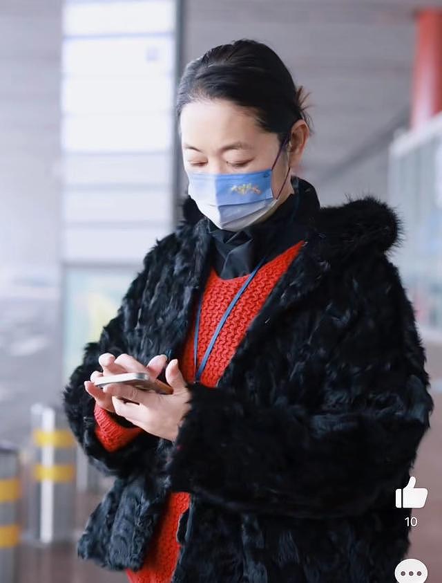 倪萍独自现身机场，打扮时尚身形消瘦，随身戴血氧仪状态引担忧 - 2