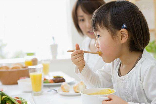 宝宝多大能吃“大人饭”？吃早了不利于孩子健康，家长不能随便喂 - 5