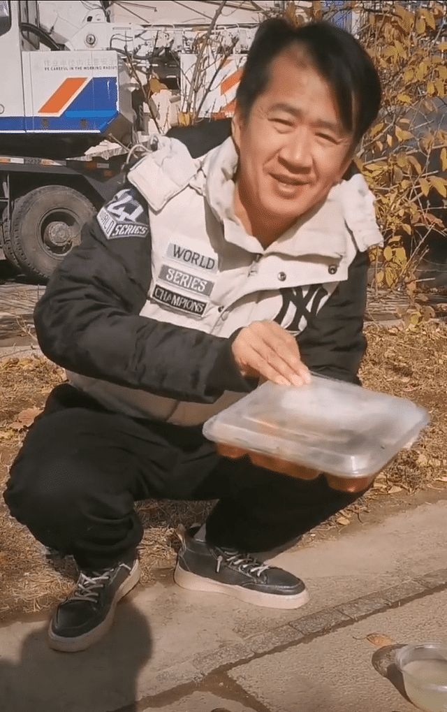 演员李嘉明现身农村吃席，自带塑料袋打包剩菜，穿着朴素很接地气 - 6